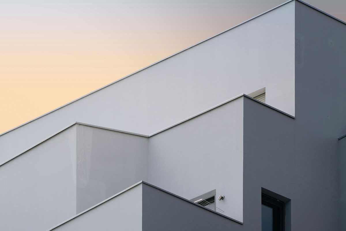 Abstraktní pohled na část moderní budovy