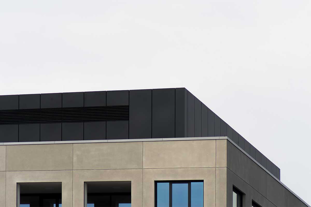 Abstraktní pohled na část moderní budovy