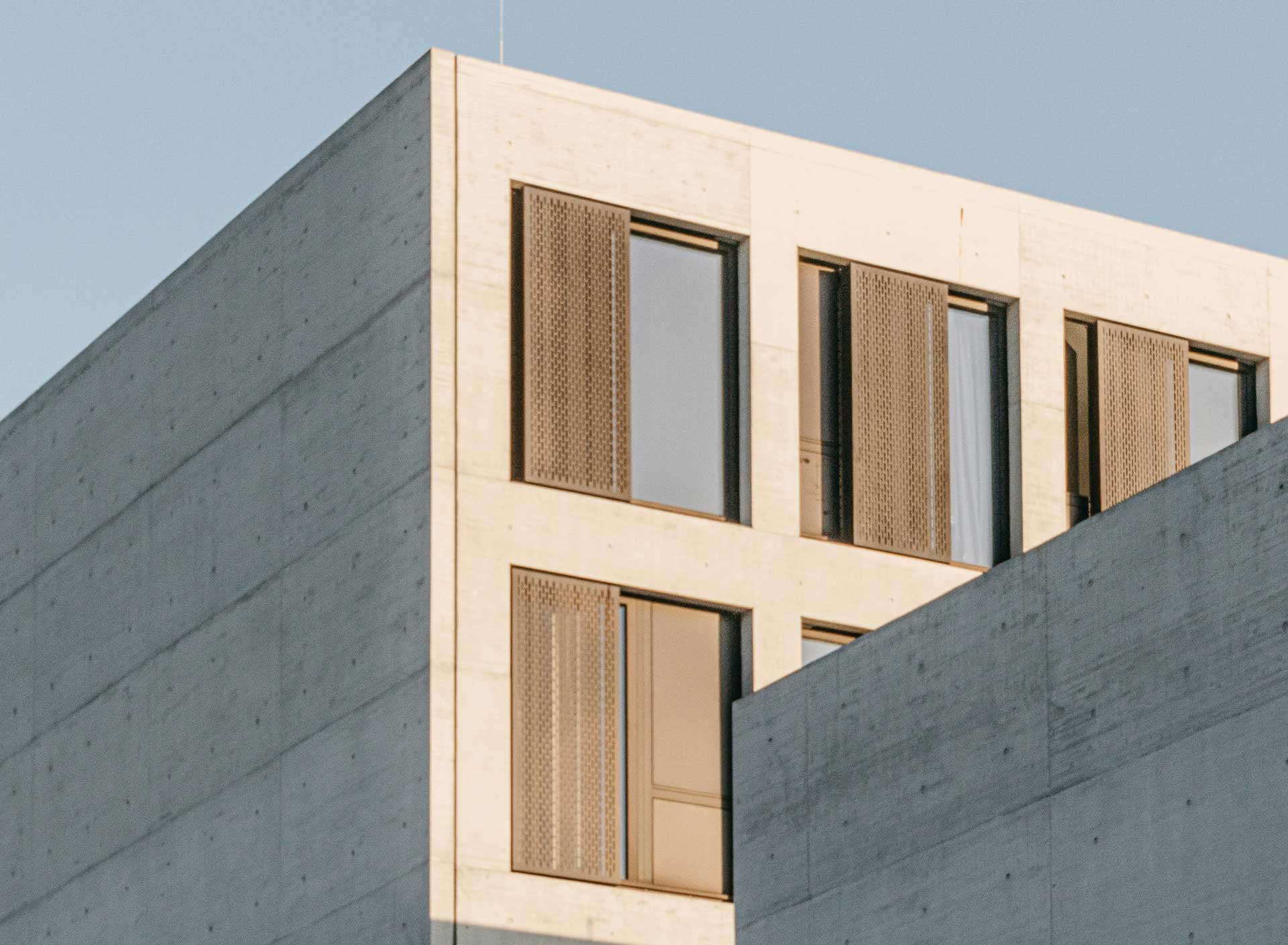 Abstraktní pohled na část moderní budovy